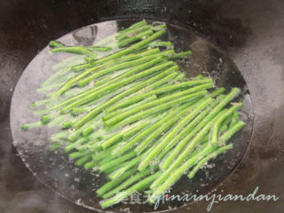 榄菜芝麻炒豆角的做法步骤：2