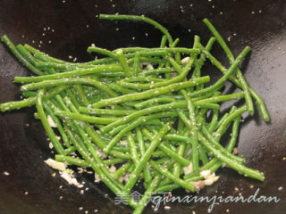 榄菜芝麻炒豆角的做法步骤：2