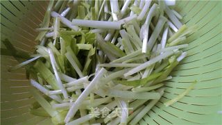 虾皮滑蛋炒韭黄的做法步骤：2