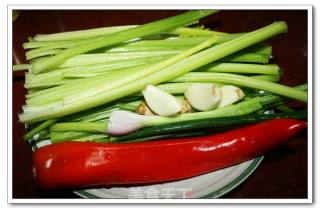 芹菜泡椒炒牛肉的做法步骤：2