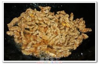 芹菜泡椒炒牛肉的做法步骤：2