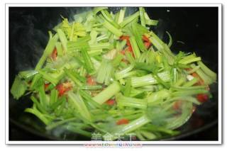 芹菜泡椒炒牛肉的做法步骤：2