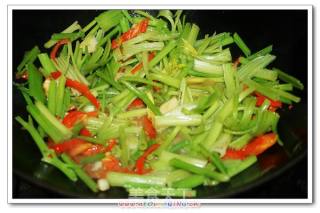芹菜泡椒炒牛肉的做法步骤：2