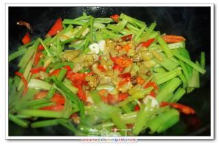 芹菜泡椒炒牛肉的做法步骤：2