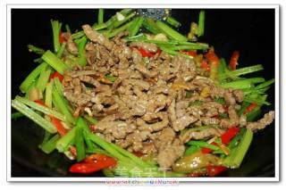 芹菜泡椒炒牛肉的做法步骤：2