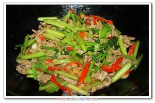 芹菜泡椒炒牛肉的做法步骤：2