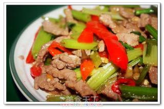 芹菜泡椒炒牛肉的做法步骤：2