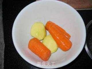 土豆红萝卜肉丸的做法步骤：2