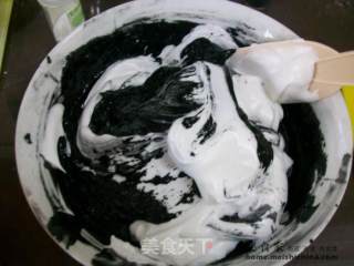 竹炭粉是排毒的靓嘢@@竹炭戚风的做法步骤：5