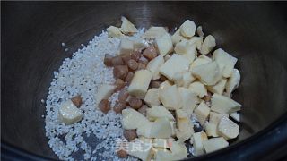 江瑶柱淮山虫草花粥的做法步骤：2