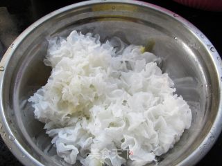 银耳枸杞炖雪梨的做法步骤：2