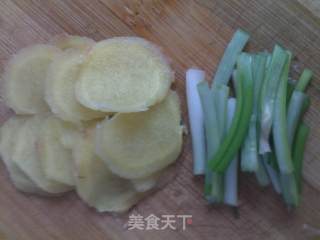 香菇焖滑鸡的做法步骤：2