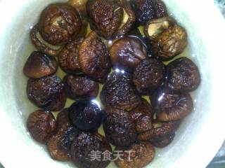 香菇焖滑鸡的做法步骤：2