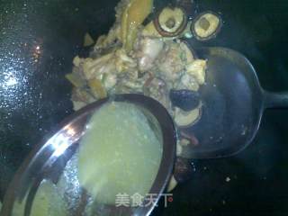香菇焖滑鸡的做法步骤：2