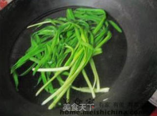 鲜辣汁淋拌鱿仔的做法步骤：2
