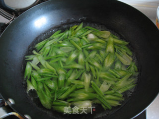 凉拌西芹的做法步骤：2