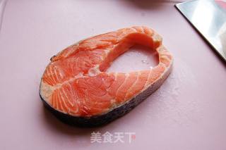 简易双吃三文鱼 之 咖喱三文鱼的做法步骤：2