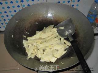 荠菜炒冬笋的做法步骤：3