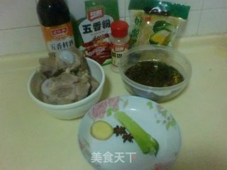 大骨头炖酸菜的做法步骤：2