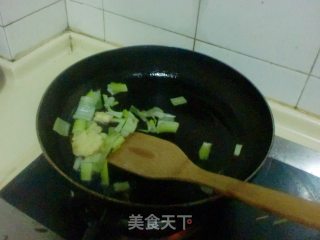 大骨头炖酸菜的做法步骤：2