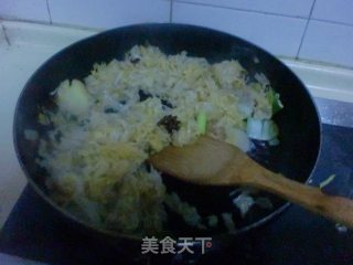 大骨头炖酸菜的做法步骤：2