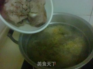 大骨头炖酸菜的做法步骤：2