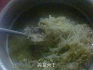 大骨头炖酸菜的做法步骤：2