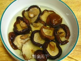香菇炒虾的做法步骤：5