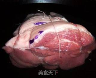 五香酱肘子的做法步骤：4