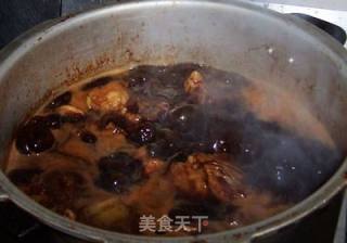 五香酱肘子的做法步骤：4