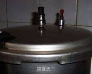 五香酱肘子的做法步骤：4