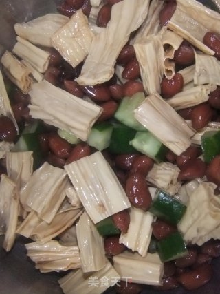 吽吽的最爱___花生米拌腐竹的做法步骤：2