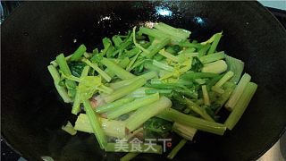 烧肉炒芹菜的做法步骤：2