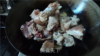 猪手焖莲藕的做法步骤：2