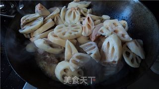 猪手焖莲藕的做法步骤：2
