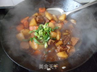 家宴餐桌必不可少的炖菜——山药炖牛肉的做法步骤：4