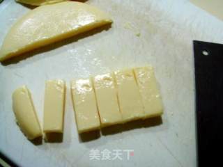 春节家宴，小朋友喜爱的甜点“脆皮炸鲜奶”的做法步骤：3