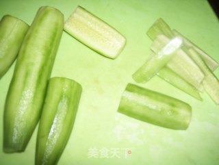 炒酸甜瓜条的做法步骤：2