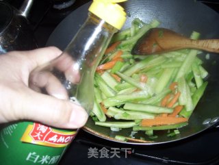 炒酸甜瓜条的做法步骤：2