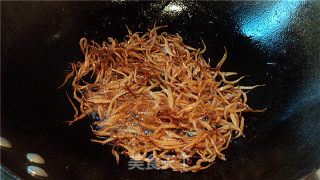 银鱼小炒的做法步骤：2