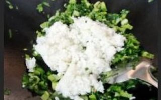 卤蛋蔬菜炒饭的做法步骤：2