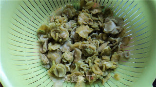 腊肠炒莴笋干的做法步骤：2