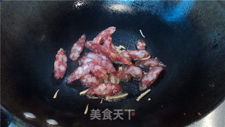 腊肠炒莴笋干的做法步骤：2