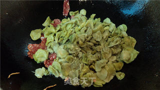 腊肠炒莴笋干的做法步骤：2