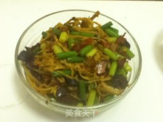 蒜苗腊肉炒笋干的做法步骤：2