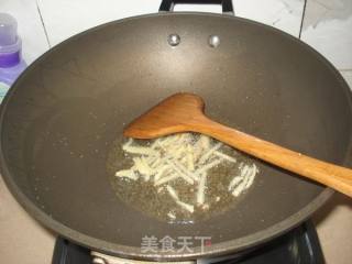 芝麻炒土鸡的做法步骤：2