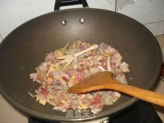 芝麻炒土鸡的做法步骤：2