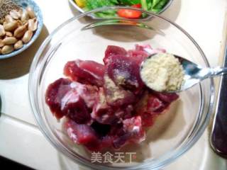 碎排骨制作“香炒寸筋骨”的做法步骤：2