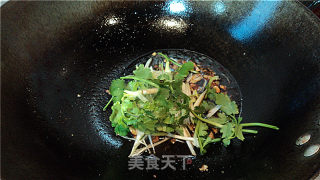 沙姜蒸鲫鱼的做法步骤：2