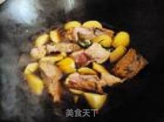 薯仔咖喱鸡煲的做法步骤：3